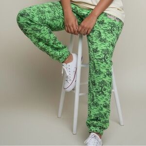 Teddy Fresh Outdoor Hunting Teddy Bear Toile Print Sweatpants in Green Women XL
